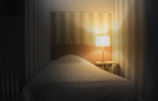Eenvoudige hotelkamer, eenpersoonsbed — Stockfoto
