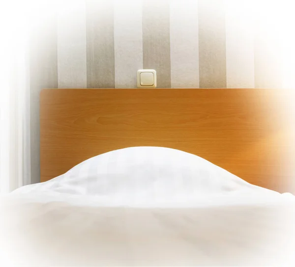 Простой номер в отеле, односпальная кровать — стоковое фото