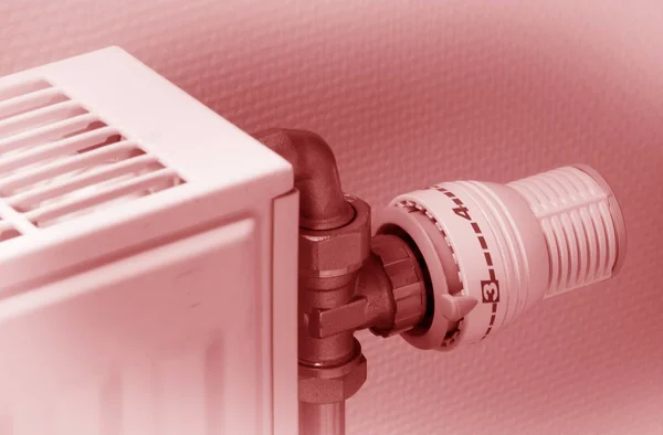 暖房使用、挨りだらけのラジエーターの温度ノブ — ストック写真