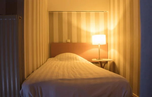 Habitación de hotel simple, cama individual —  Fotos de Stock