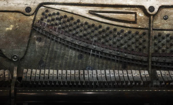 Binnenkant van een piano, vintage — Stockfoto