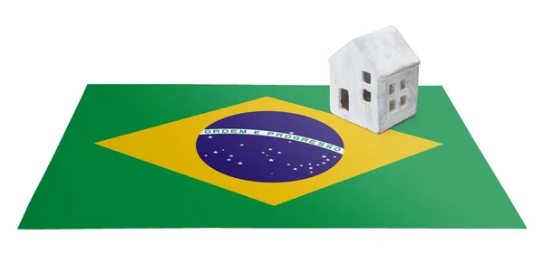 Casa pequena em uma bandeira - Brasil — Fotografia de Stock