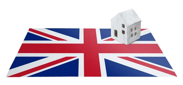 Pequeña casa en una bandera - Reino Unido —  Fotos de Stock