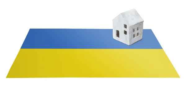 Piccola casa su una bandiera - Ucraina — Foto Stock