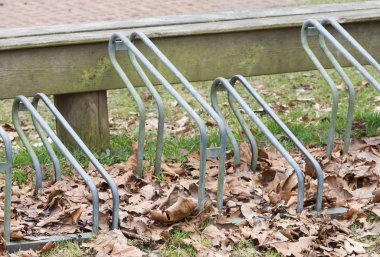 Bisiklet raf bir okulun önünde