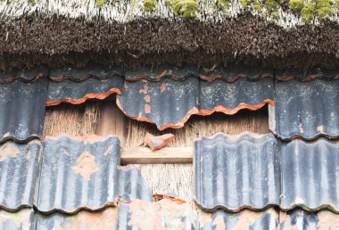 Terk edilmiş bir çiftlik kırık çatısı