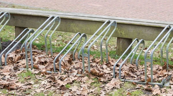 Fahrradständer vor einer Schule — Stockfoto