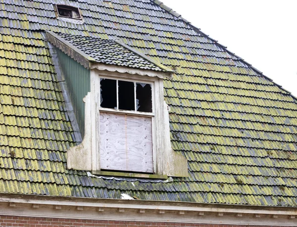 Techo roto de una granja abandonada — Foto de Stock