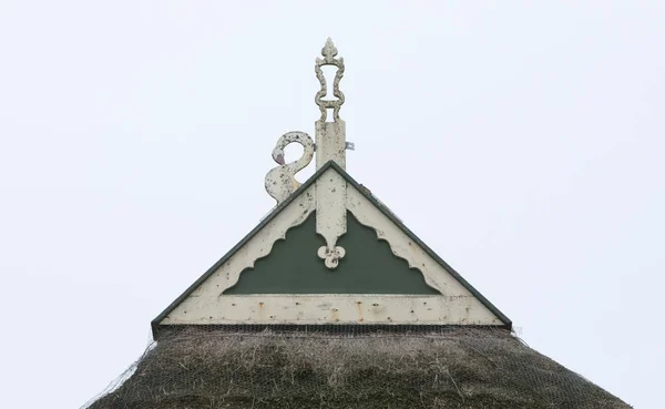 Broken roof of an abandoned farm — Stock Photo, Image