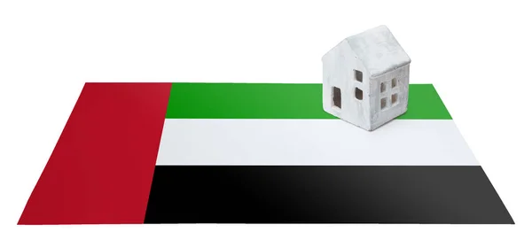 Pequeña casa con bandera - Emiratos Árabes Unidos — Foto de Stock