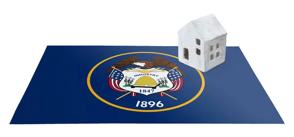 Pequeña casa en una bandera Utah —  Fotos de Stock