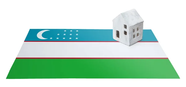 Petite maison sur un drapeau Ouzbékistan — Photo