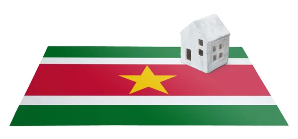Piccola casa su una bandiera - Suriname — Foto Stock
