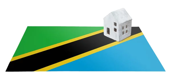 Petite maison sur un drapeau Tanzanie — Photo