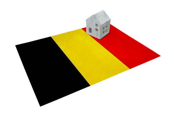 Casa pequena em uma bandeira - Bélgica — Fotografia de Stock