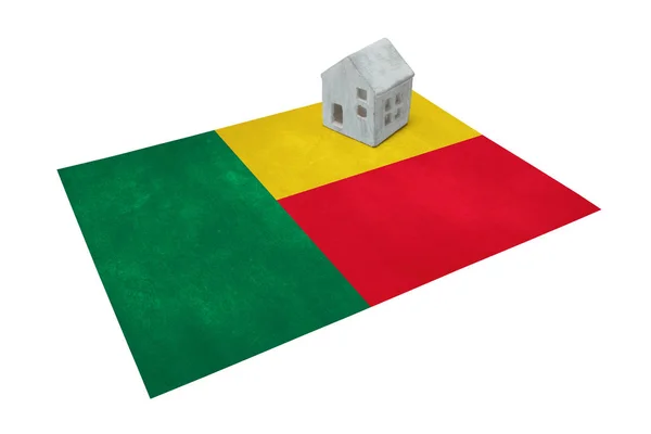 Маленький дом на флажке - Бенин — стоковое фото