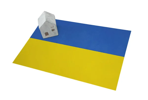 Kleines Haus auf einer Fahne - ukraine — Stockfoto