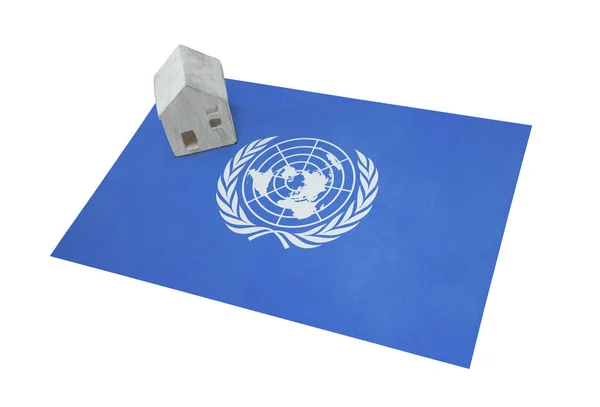 在国旗-联合国上的小房子 — 图库照片