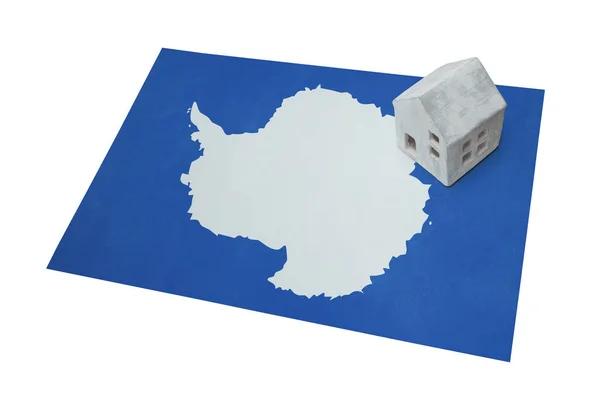 Pequeña casa en una bandera - Antártida — Foto de Stock
