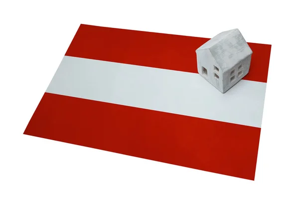 Litet hus på en flagga - Österrike — Stockfoto