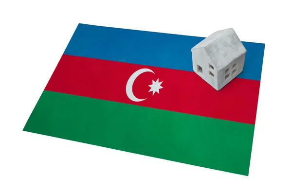 Bir bayrak - Azerbaycan üzerinde küçük ev — Stok fotoğraf