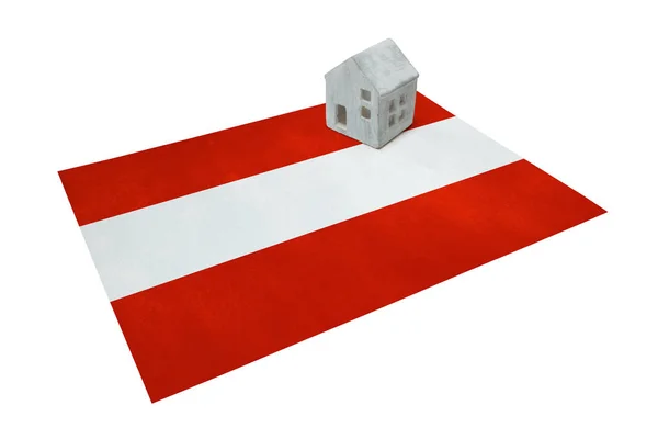 Маленький дом на флаге - Австрия — стоковое фото