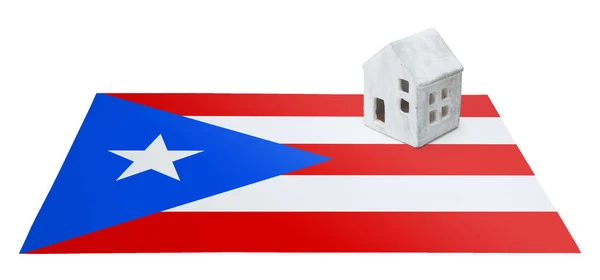 Bir bayrak - Porto Riko üzerinde küçük ev — Stok fotoğraf