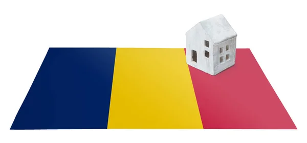 Pequena casa em uma bandeira - Romênia — Fotografia de Stock