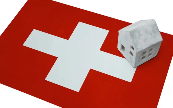 Маленький дом на флаге - Швейцария — стоковое фото