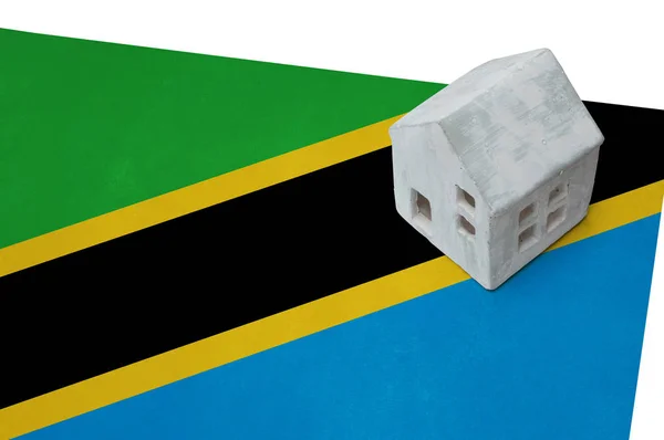 Litet hus på en flagga - Tanzania — Stockfoto