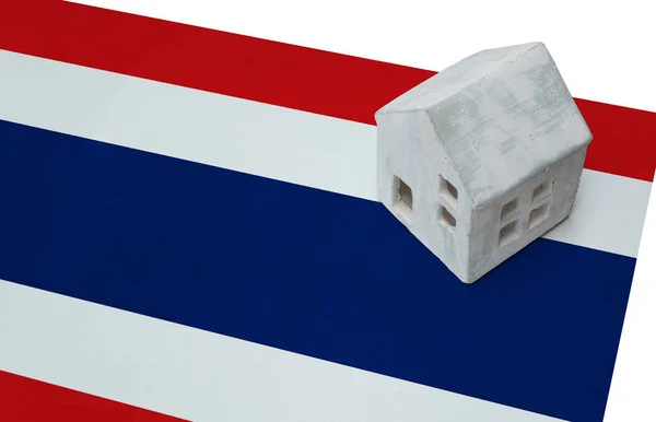 Kleines Haus auf einer Fahne - Thailand — Stockfoto