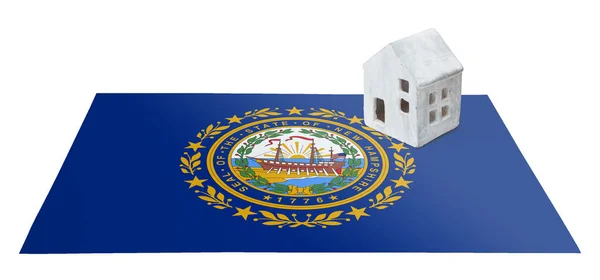 Litet hus på en flagga - New Hampshire — Stockfoto