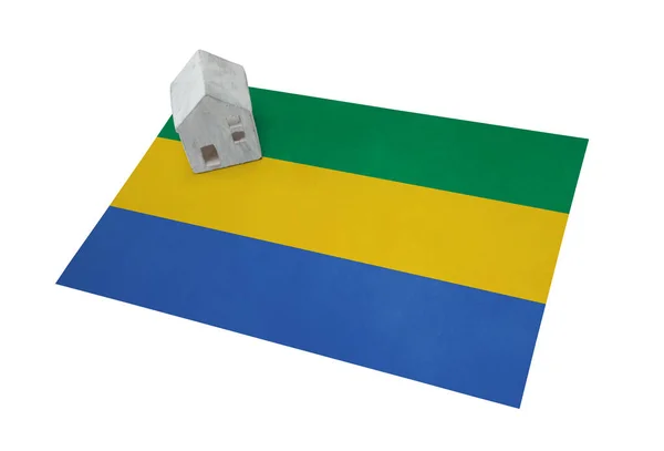Bir bayrak - Gabon üzerinde küçük ev — Stok fotoğraf