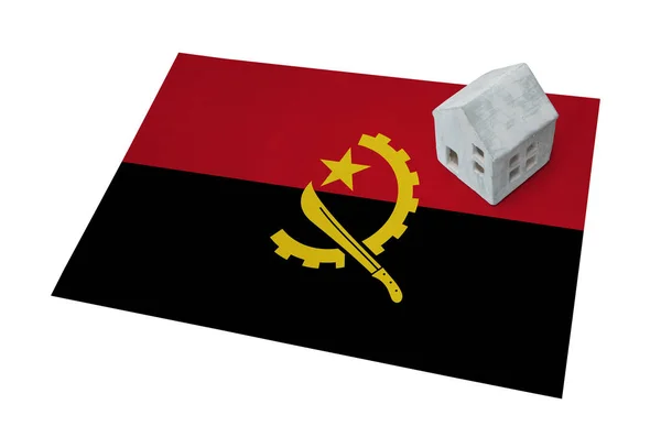 La casita sobre la bandera - Angola — Foto de Stock