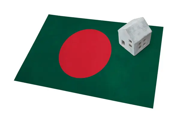 Bir bayrak - Bangladeş üzerinde küçük ev — Stok fotoğraf
