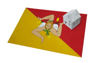 Bir bayrak - Sicilya üzerinde küçük ev