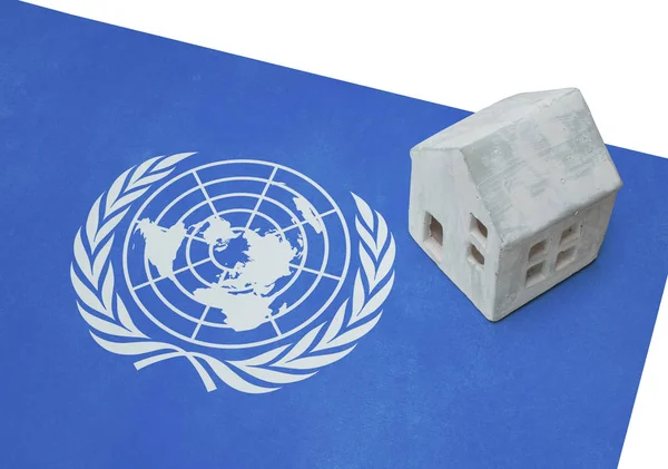 Pequena casa em uma bandeira - ONU — Fotografia de Stock
