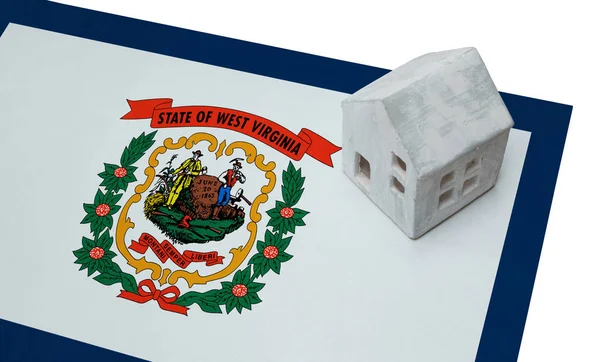 Bir bayrak - West Virginia üzerinde küçük ev — Stok fotoğraf