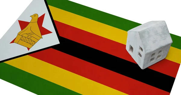Pequena casa em uma bandeira - Zimbabué — Fotografia de Stock
