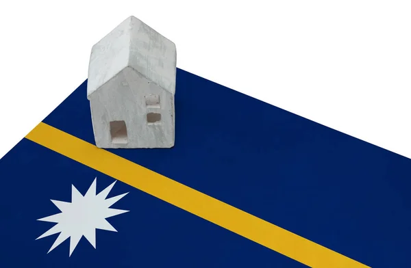 Bir bayrak - Nauru üzerinde küçük ev — Stok fotoğraf