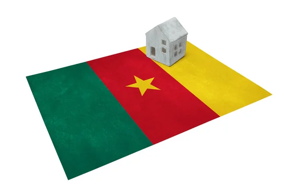 Piccola casa su una bandiera - Camerun — Foto Stock