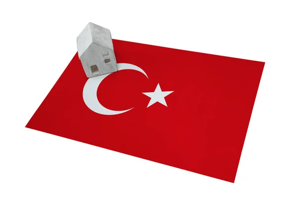 Bir bayrak - Türkiye üzerinde küçük ev — Stok fotoğraf
