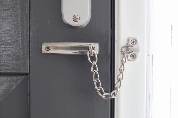 灰色的门上的门链 — 图库照片