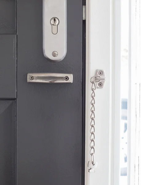 ห่วงโซ่ประตูบนประตูสีเทา — ภาพถ่ายสต็อก
