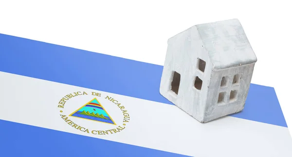 Bir bayrak - Nikaragua üzerinde küçük ev — Stok fotoğraf