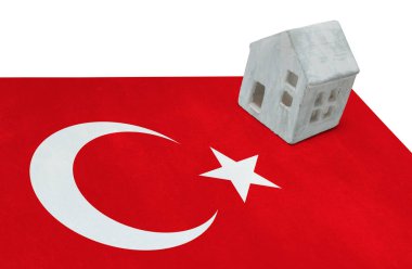 Bir bayrak - Türkiye üzerinde küçük ev