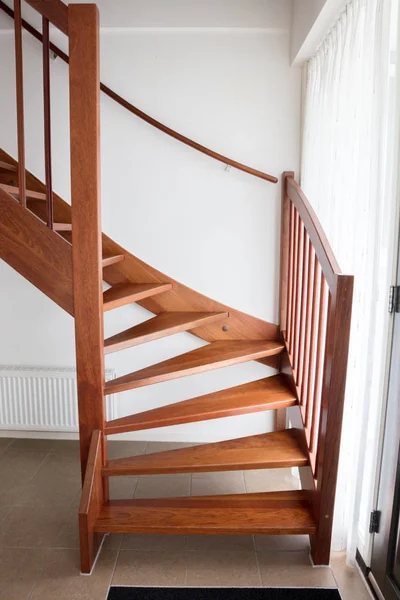 Holztreppe in einem holländischen Haus — Stockfoto