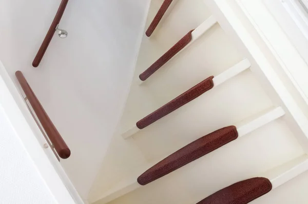 लाल मैट के साथ सफेद लकड़ी की सीढ़ियां — स्टॉक फ़ोटो, इमेज