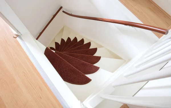 Escaleras de madera blanca con esteras rojas — Foto de Stock