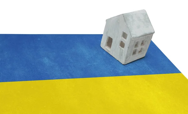 Litet hus på en flagga - Ukraina — Stockfoto